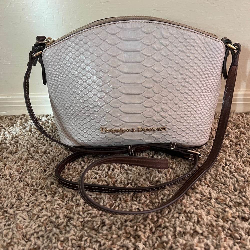 EUC Dooney & Bourke crossbody leather bag / purse alligator texture